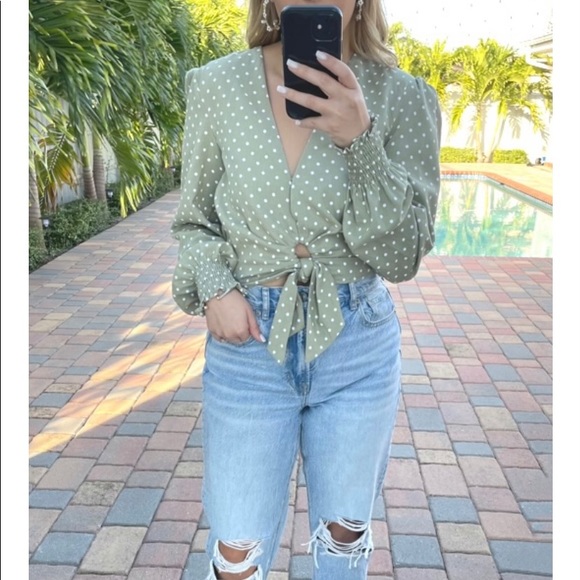 Tops - Boutique Front Tie Key Hole Crop Top